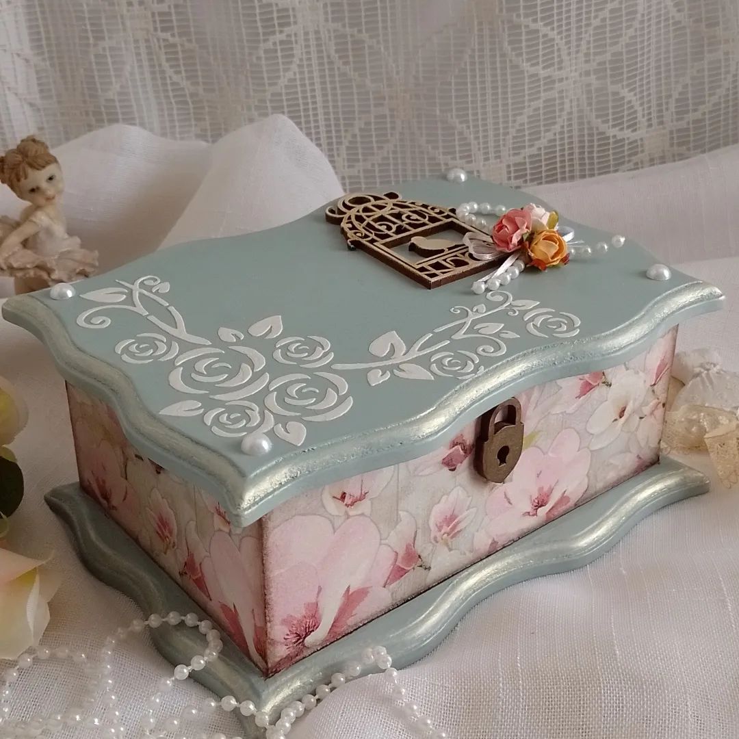 5. Box with a padlock deocrated in floral decoupage patterns