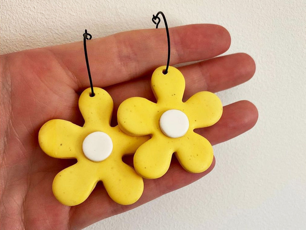 Retro yellow daisy flower earrings.