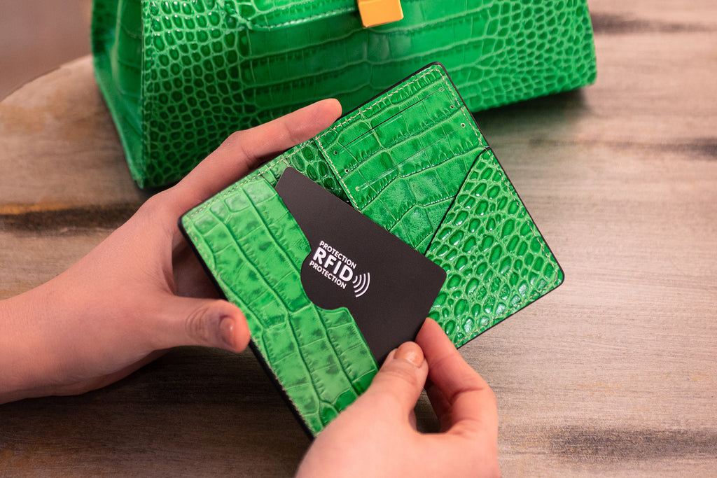 RFID compact credit card holder
