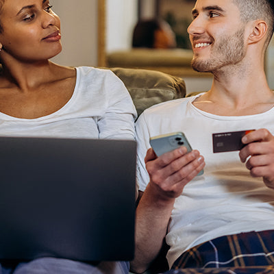 couple en discussion lors d'un achat sur internet