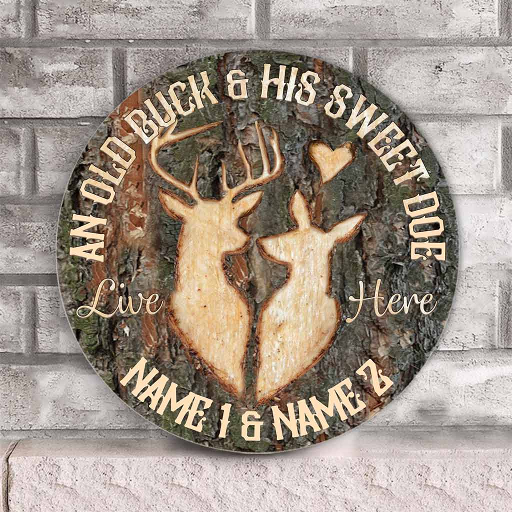 An Old Buck And His Sweet Doe - Hunting Personalized Round Wood Sign