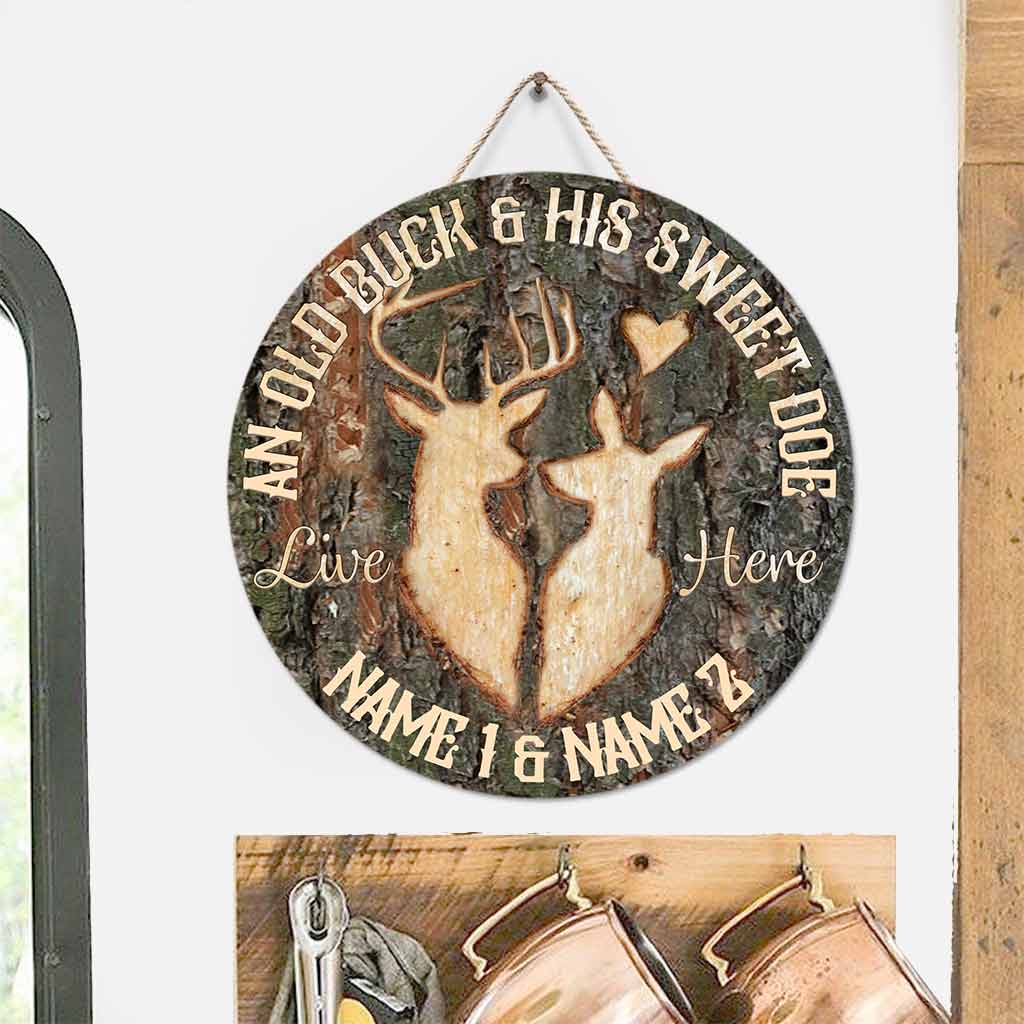 An Old Buck And His Sweet Doe - Hunting Personalized Round Wood Sign