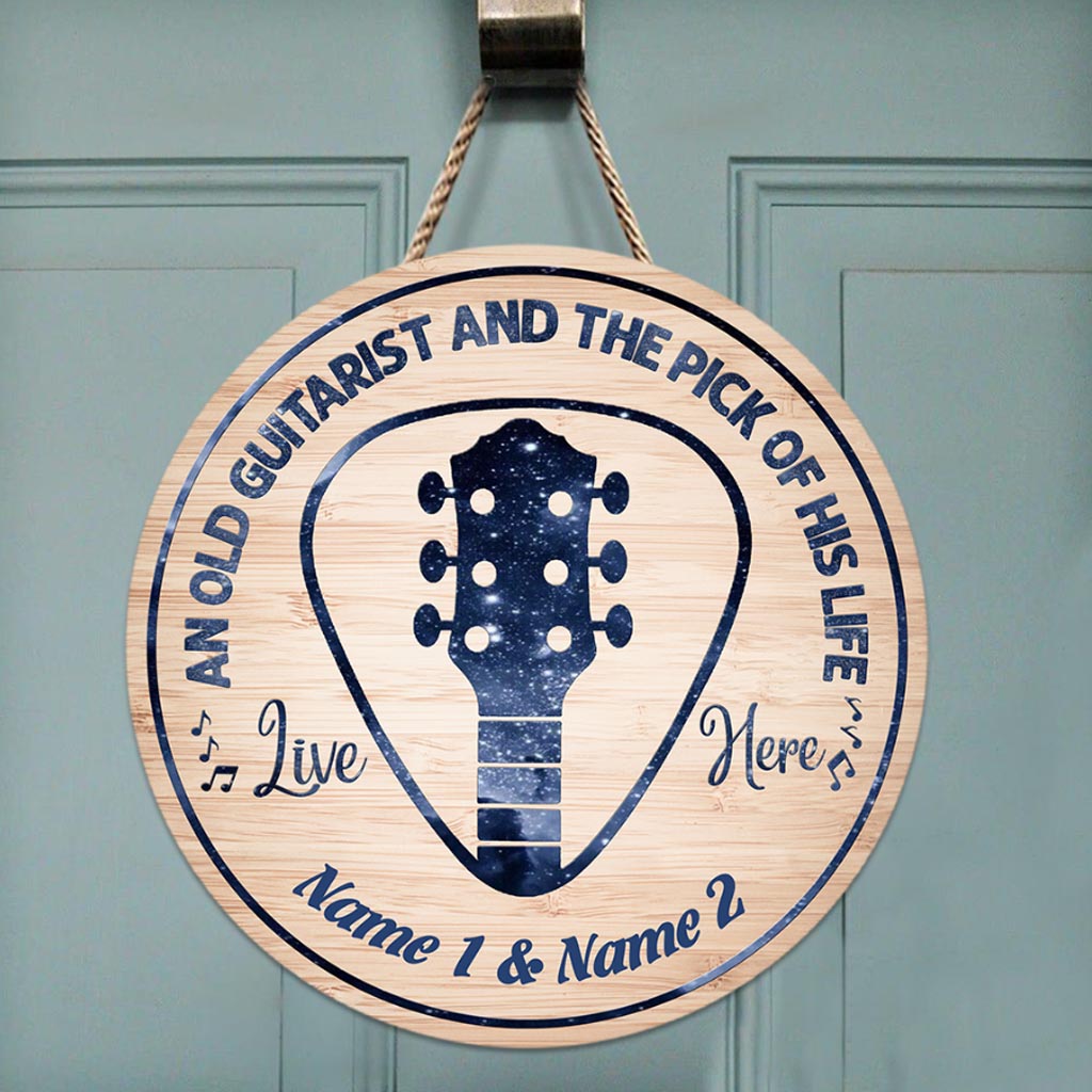 An Old Guitarist - Guitar Personalized Round Wood Sign