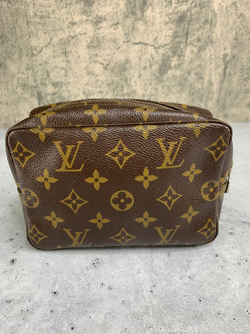 Louis Vuitton Trousse toiletry 18, 23, 28