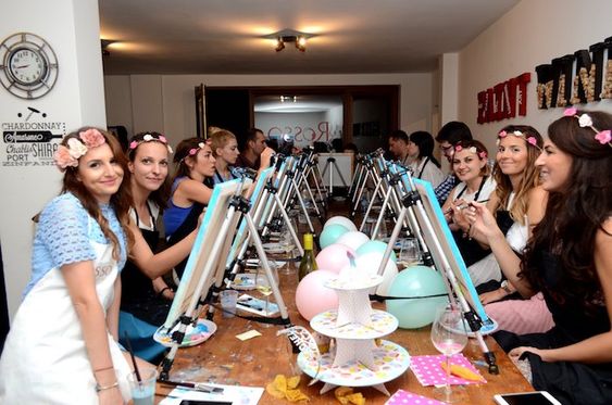 EVJF atelier peinture pour la mariée entre copines dans un bar avec une artiste Happy Paint