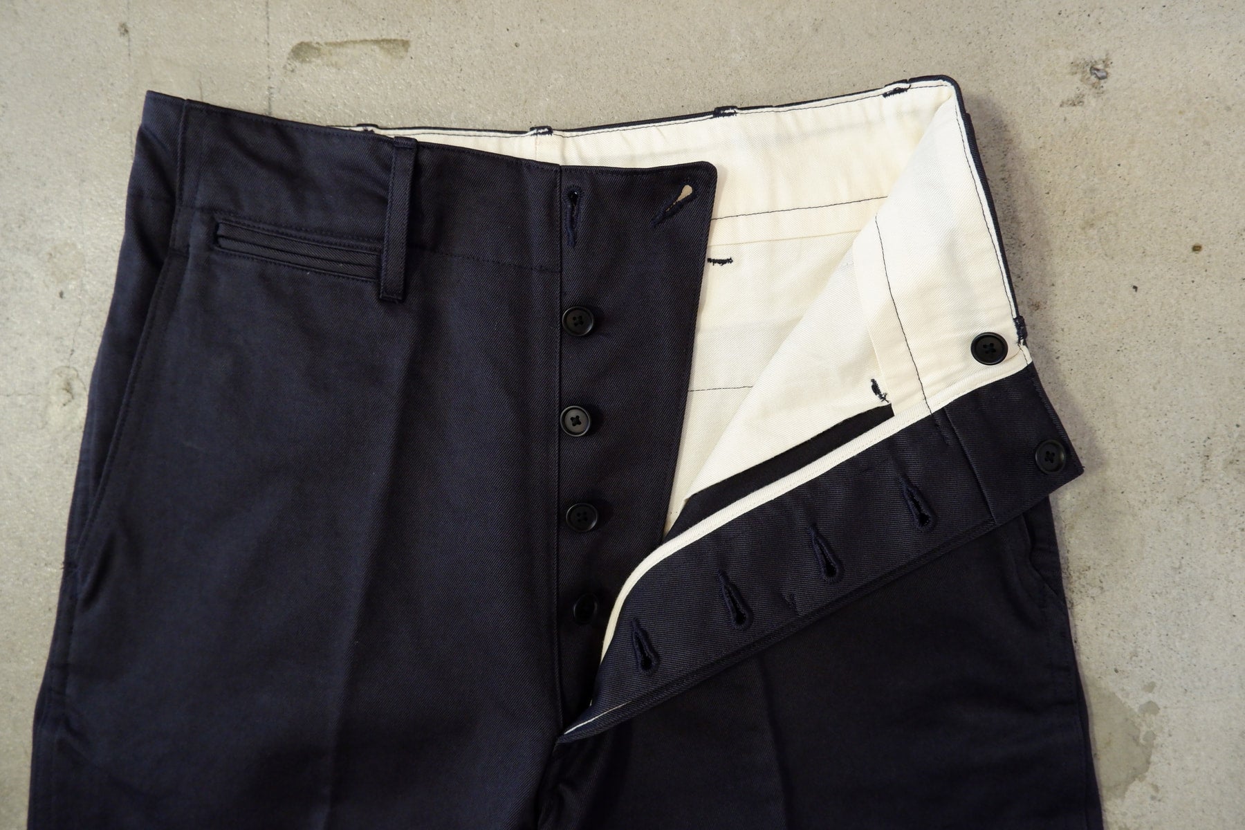 オンライン限定商品】 YLEVE FINX COTTON CHINO 2TUCK CREASETR