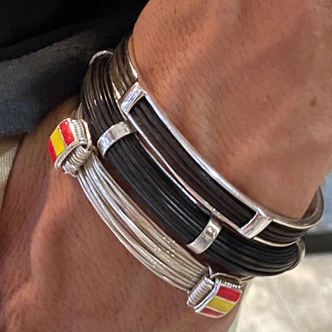 brazo con pulsera pelo y pulsera nudos plata con bandera españa foto 2