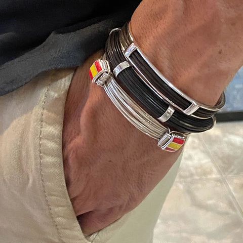 brazo con pulsera pelo y pulsera nudos plata con bandera españa foto 4