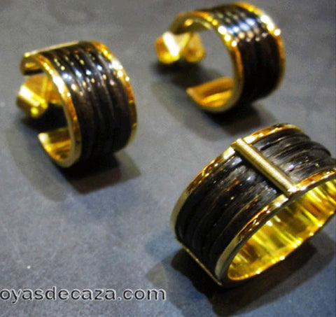 conjunto de mujer con pendientes y anillo en pelo bufalo africano y oro amarillo de 18 kilates de la firma Joyas de Caza