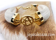 pulsera amoladera de jabali personalizada acabada en oro amarillo de 18 kilates.