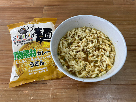 ②お湯をかけるだけで食べられるインスタント麺（フライ麺）