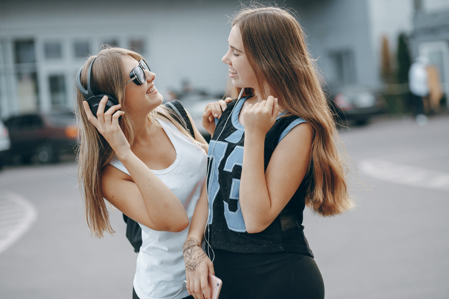 Les deux jeunes filles