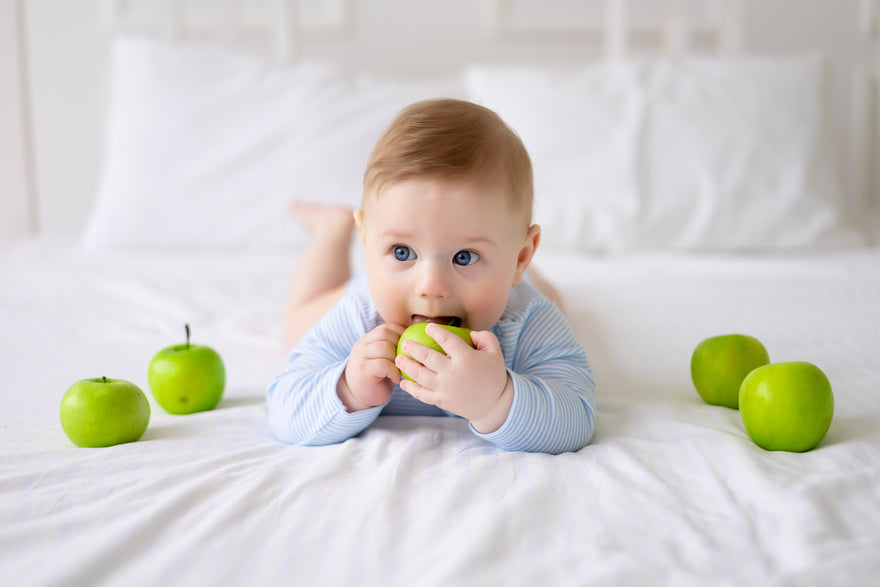 Bébé portant une pomme 