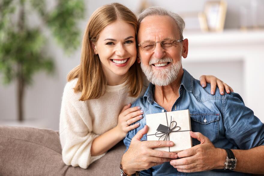 La fille donne le cadeau à son papy