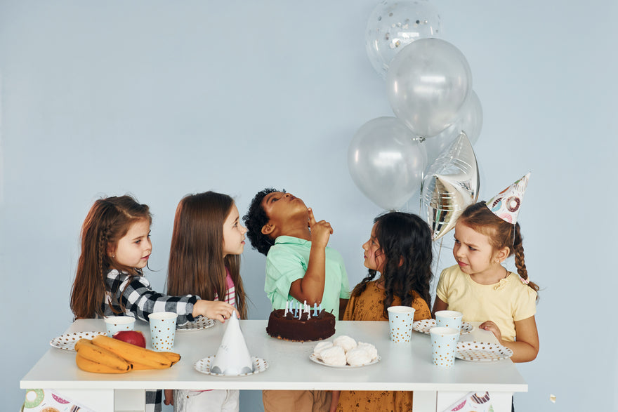 Des enfants à l'occasion de l'anniversaire