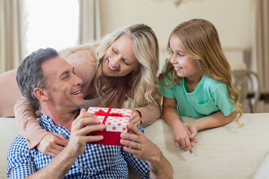 Le papy recoit un cadeau