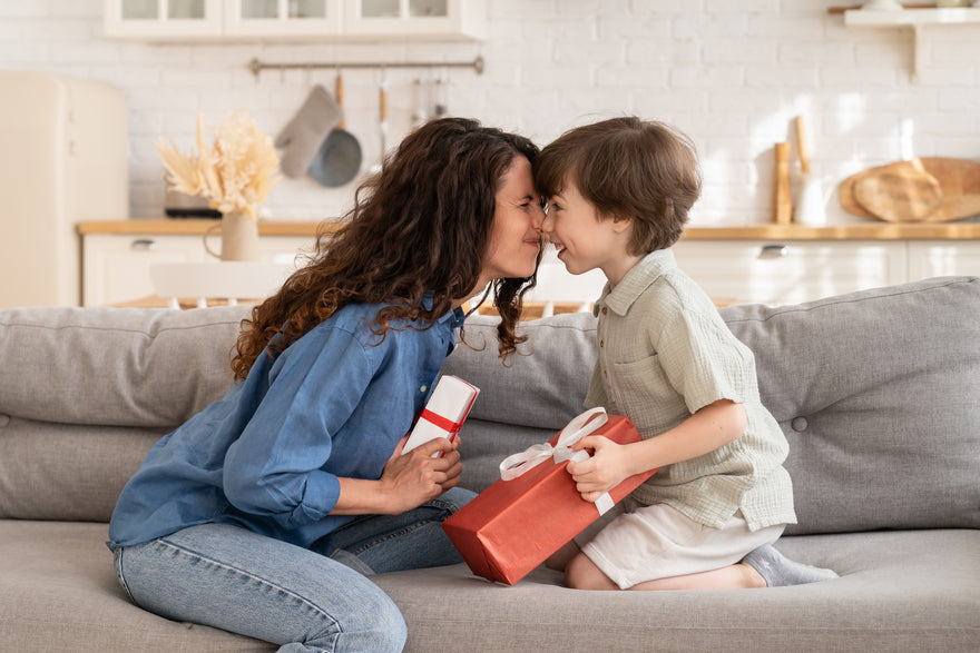 La maman et le fils échangent des cadeaux