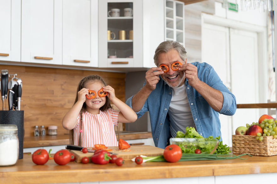 Le papy et sa petite-fille jouent dans la cuisine