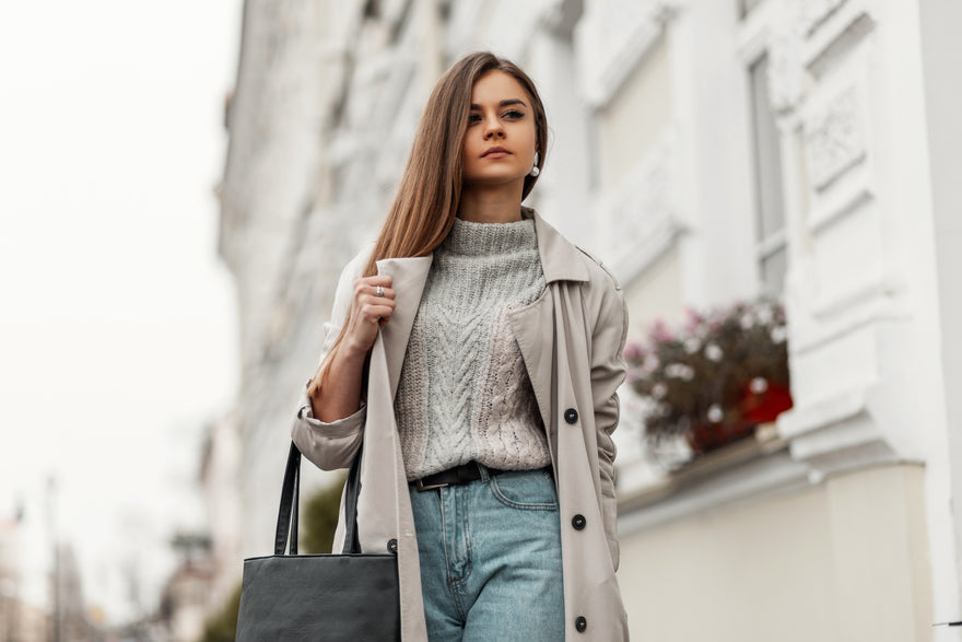 La jeune femme porte son sac à main