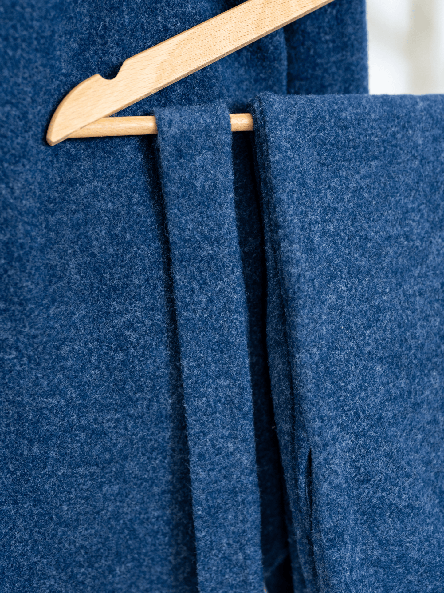 Tamsiai mėlynas laisvalaikio kostiumėlis su dirželiu