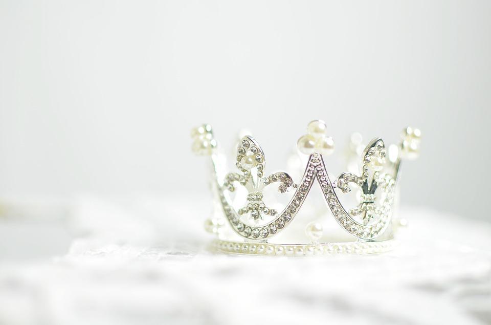 A crown showing how a regal jewelry should be is.