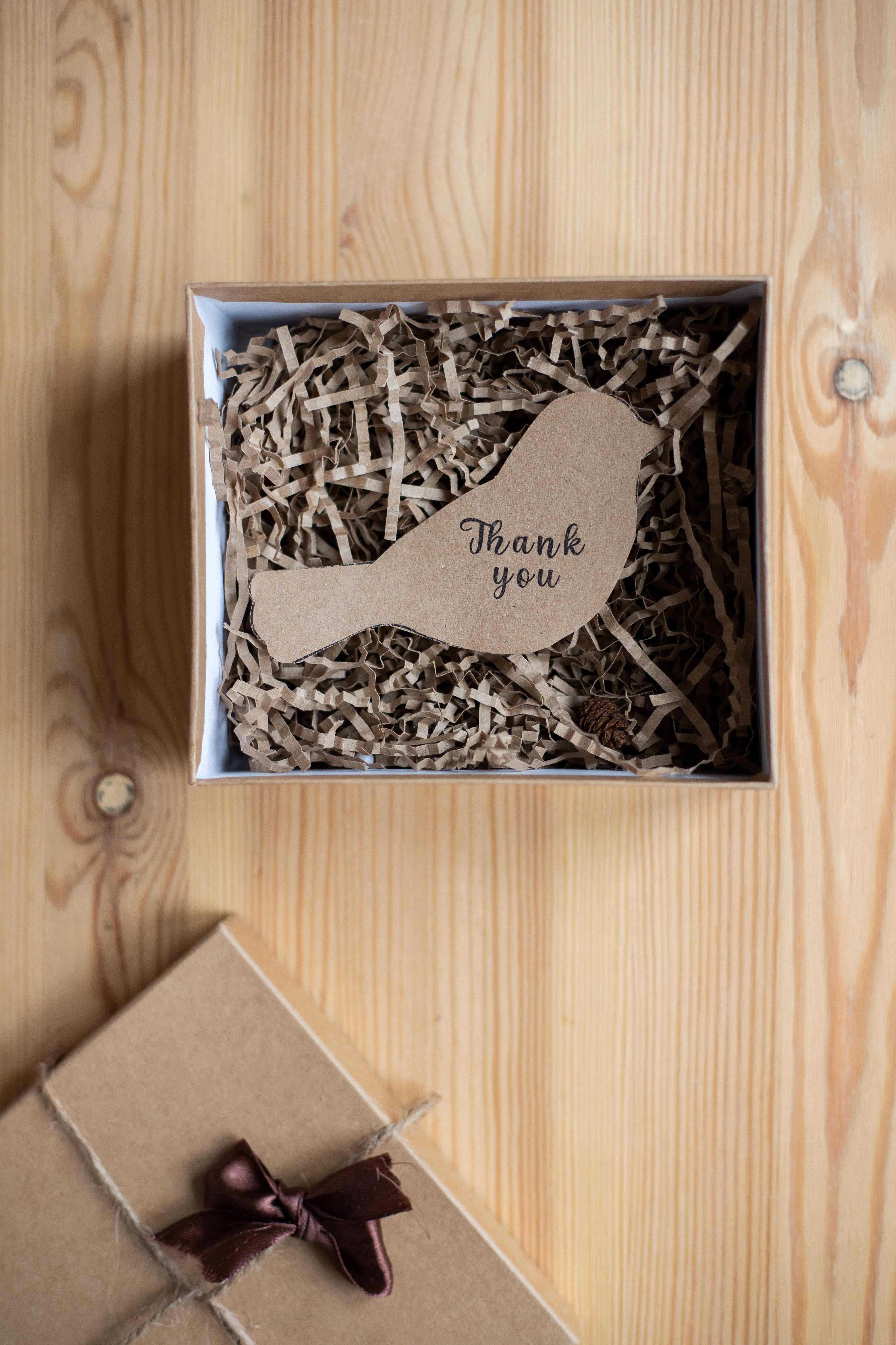 eco-friendly product packaging with kraft crinkle paper 