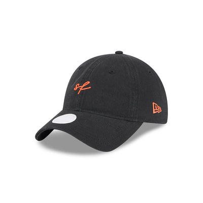 Product image for "San Francisco Giants MLB Script 9TWENTY Strapback para Mujer" ||60625118_9TWENTY_920SCRIPT22860_SAFGIA_OTC_3QR 