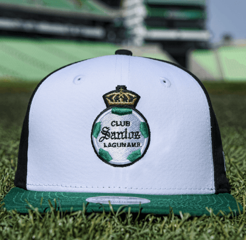 Saca tu futbolístico con las gorras New de Santos – New Era Cap México