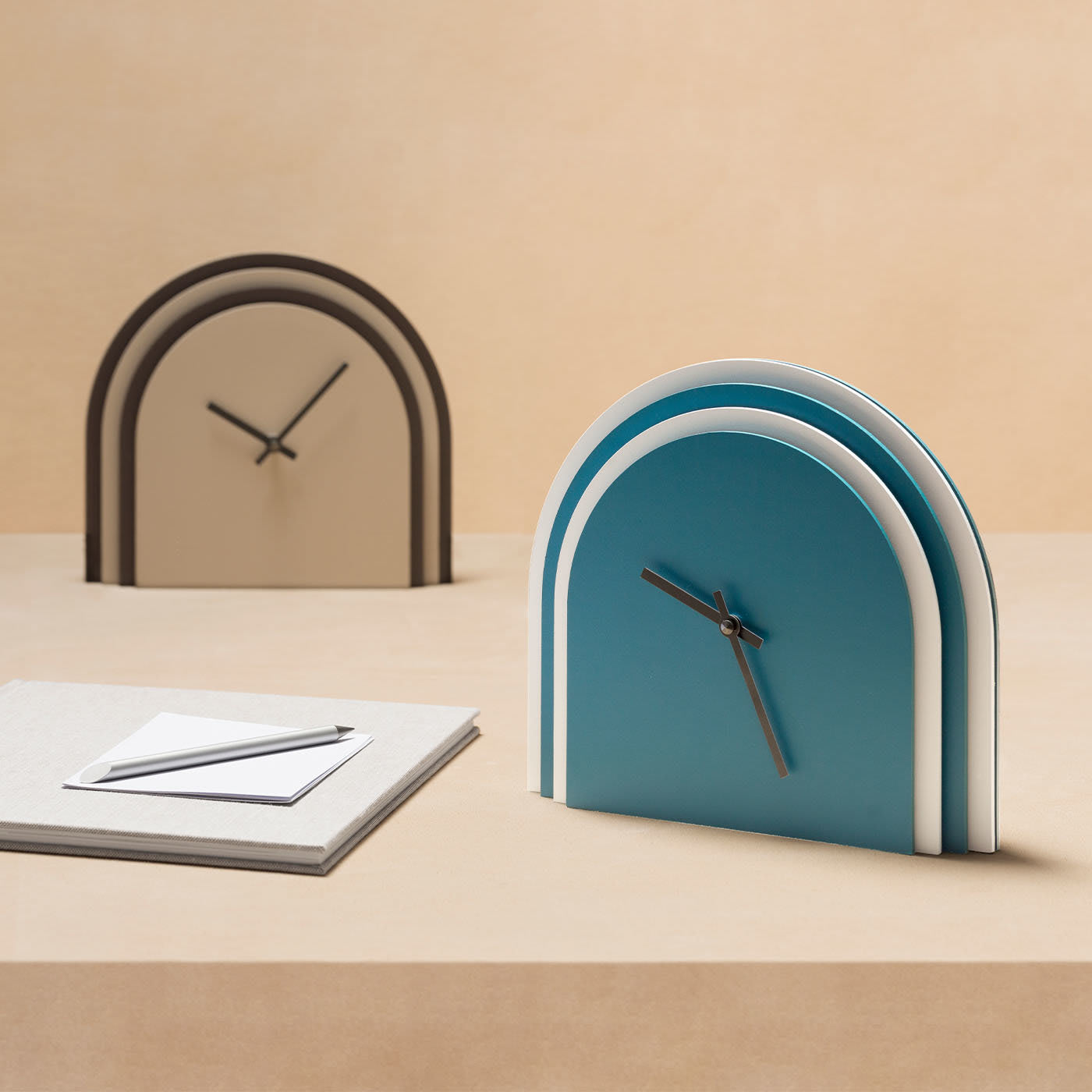 Beige Central Desk Clock - Alternative view 2