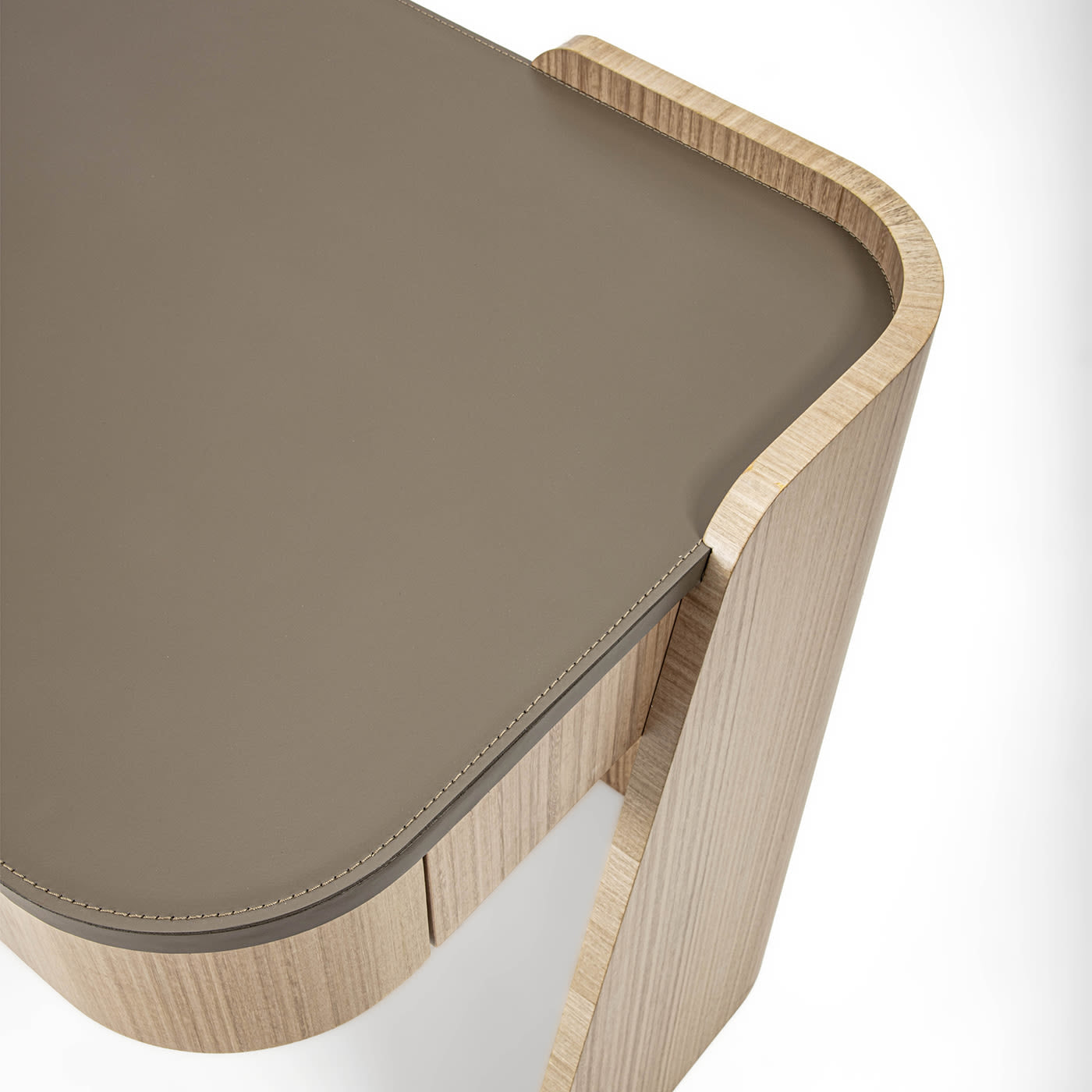 Scrivania Shape a 2 cassetti in pelle e legno eucalipto - Vista alternativa 4