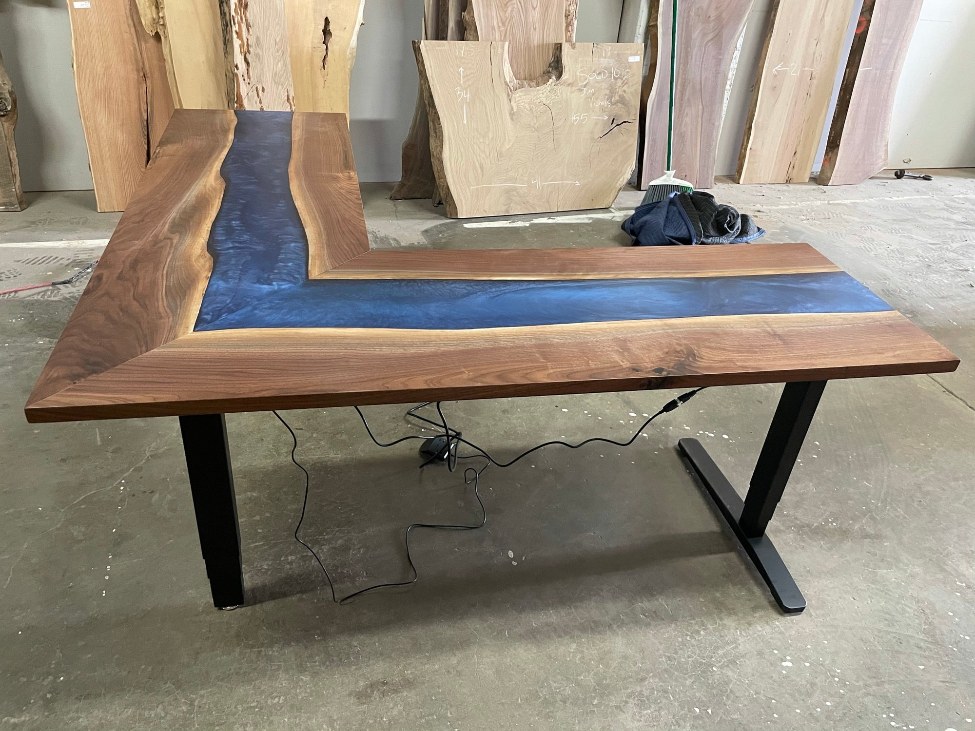 Epoxy Walnut Table Emerald River – PhiHandCraft