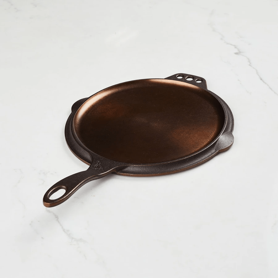 https://cdn.shopify.com/s/files/1/0596/0938/3086/products/smithey-ironware-smithey-no-10-flat-top-griddle-cast-iron-cookware-29324972228781_1200x.png?v=1658158015