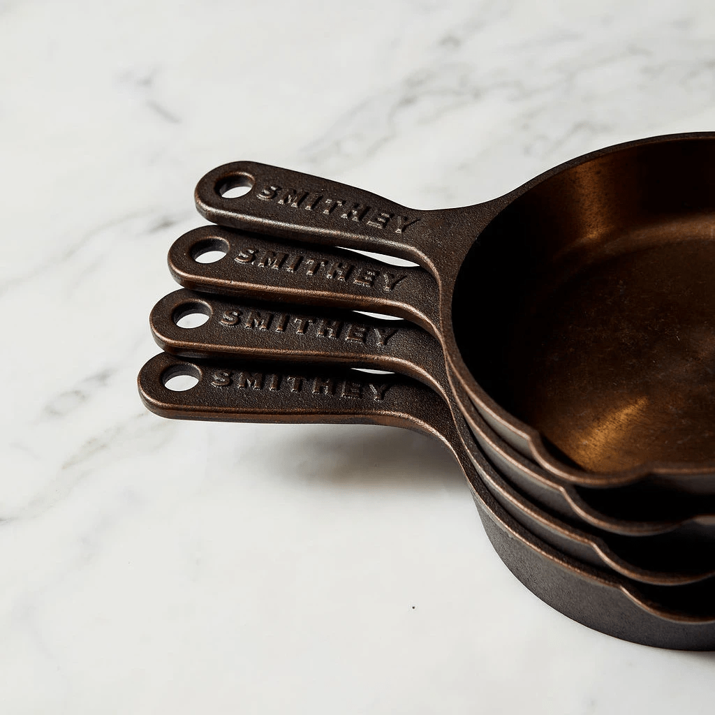 https://cdn.shopify.com/s/files/1/0596/0938/3086/products/smithey-ironware-smithey-no-6-skillet-cast-iron-cookware-27981016826029_1200x.png?v=1658158594