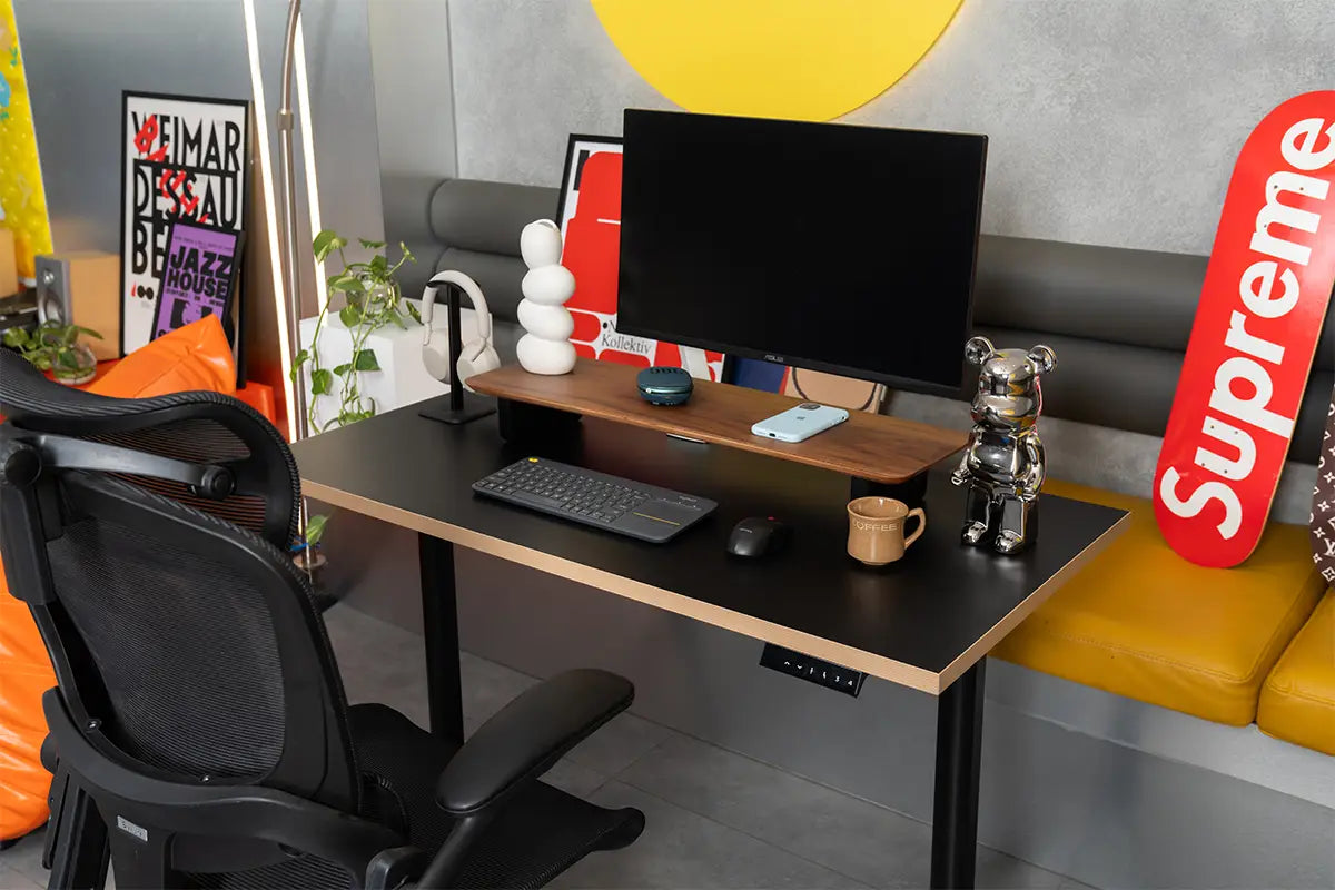 Bright accents dispel the feeling of claustrophobia