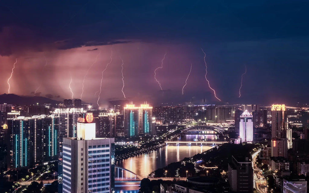 El clima destructivo y peligroso es una de las razones de los cortes de energía.