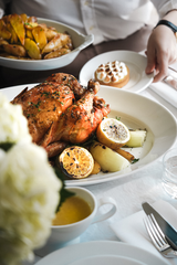 Roast_chicken_on_a_table