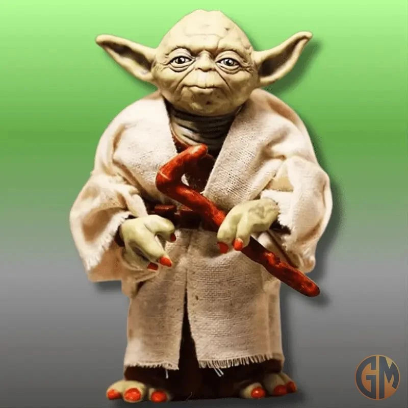 Action Figure Mestre Yoda Star Wars,  Mestre Yoda Jedi,  PVC de Altíssima Qualidade,  Acessórios Mestre Yoda,  Exclusivo Geek Massivo,  Sabedoria Jedi,  Figura Colecionável Star Wars,  Manto de Tecido de Pano,  Força Star Wars,  Coleção Star Wars,