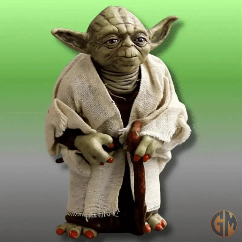 Action Figure Mestre Yoda Star Wars,  Mestre Yoda Jedi,  PVC de Altíssima Qualidade,  Acessórios Mestre Yoda,  Exclusivo Geek Massivo,  Sabedoria Jedi,  Figura Colecionável Star Wars,  Manto de Tecido de Pano,  Força Star Wars,  Coleção Star Wars,