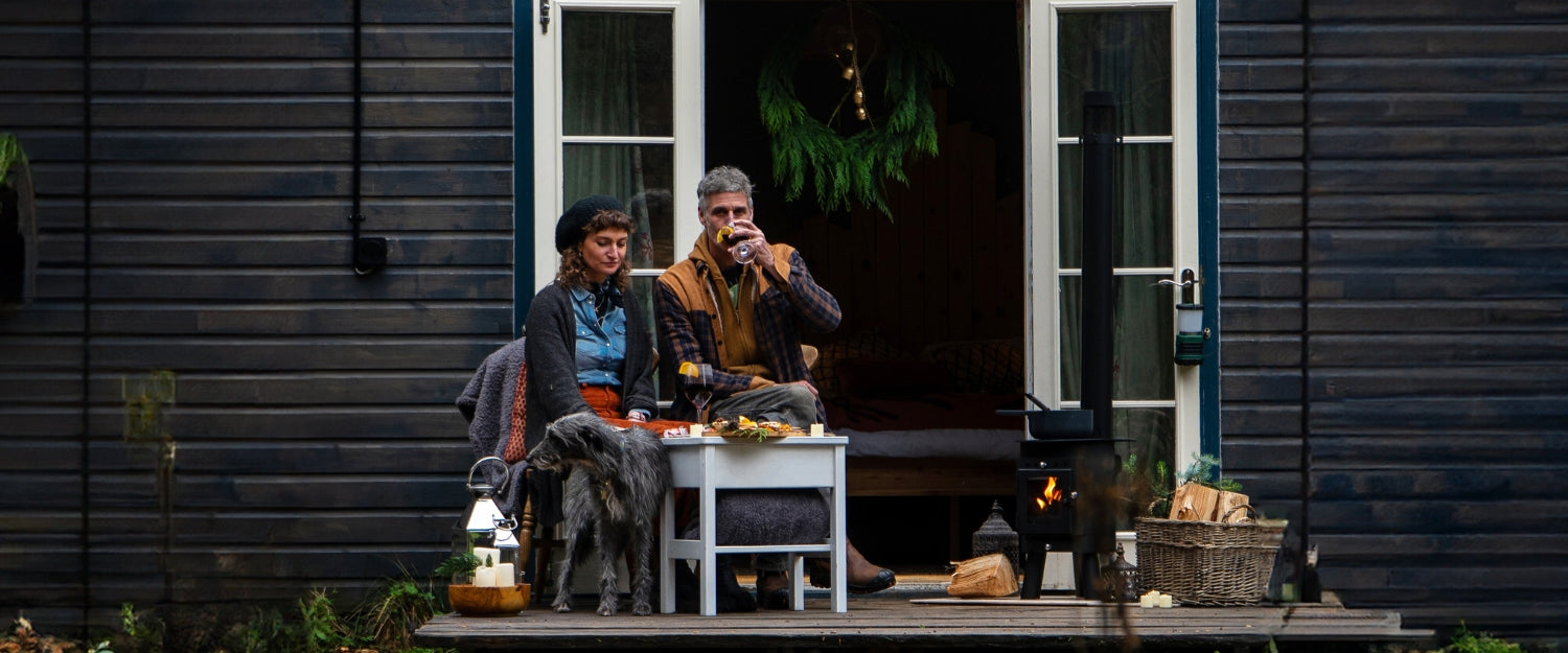 Vin chaud de Noël sur la cuisinière dans la cabine