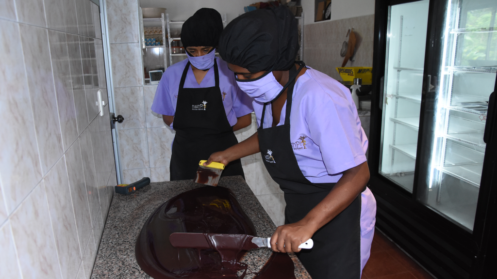 Mashpi Chocolate Ecuador - Women Tempering Chocolate - Attention to Detail