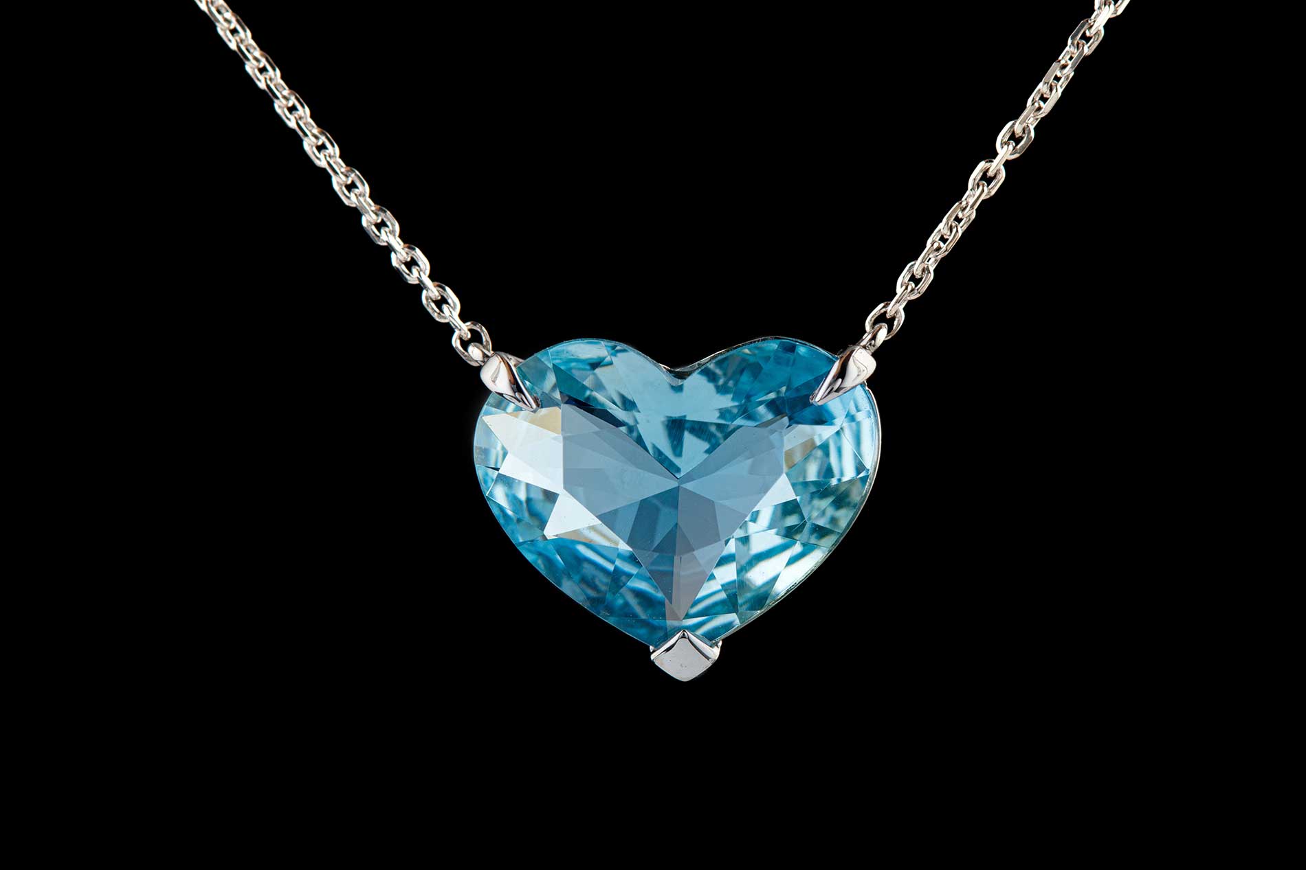 aquamarine-gemstone-pendant