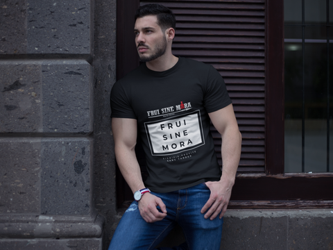 Bel homme musclé appuyé sur un mur, en jean et portant un t-shirt noir avec un grand carré blanc centré sur lequel est inscrit Frui Sine Mora en lettres noires et majuscules. Au-dessus du carré est placée une lance noire avec les mêmes mots : le O du mot Mora est remplacé par un casque grec rouge de face. Sous le carré, la phrase suivante en caractères plus petits : signifie : Profite sans tarder