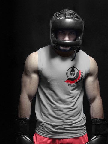 Boxeur portant un casque de protection, très musclé et portant un t-shirt gris avec le logo officiel Frui Sine Mora, placé côté cœur.