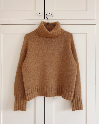 Caramel Sweater er en veldig anvendelig og populære PetiteKnit-modell. 