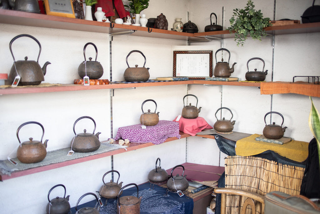 At Shokado's gallery, you'll find not only the iconic arare pattern typical of Nambu ironware but also a wide variety of iron kettles featuring various designs.