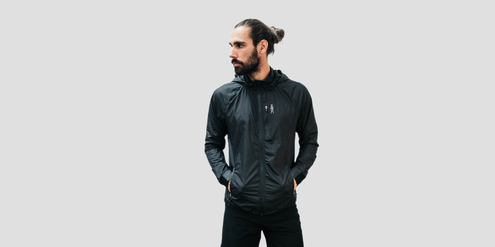 Sportif portant une veste technique recyclée