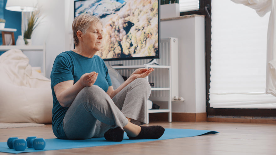 Ältere Frau macht Yoga-Meditation