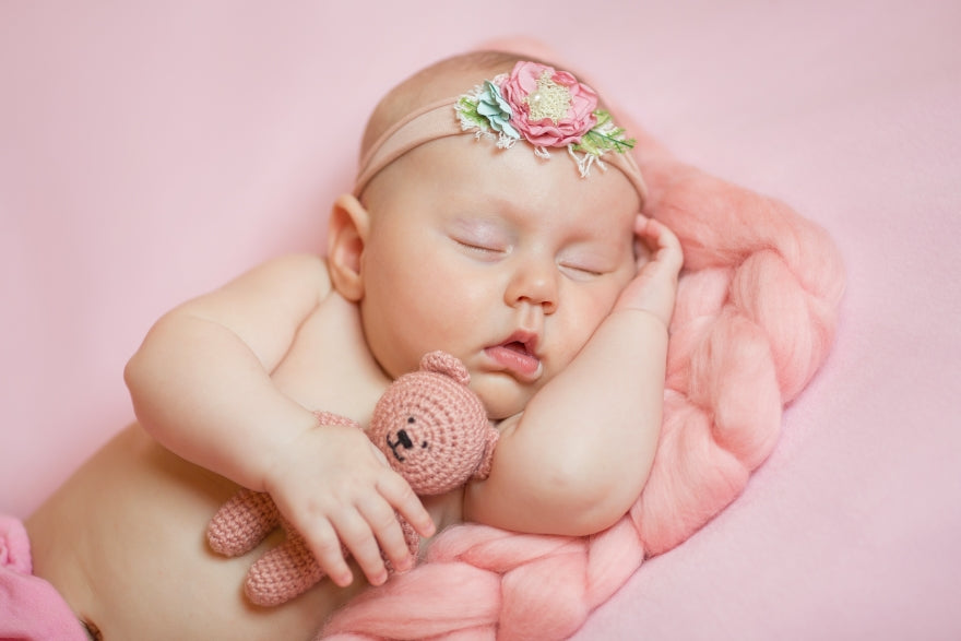 Babyfotografie-Sitzung für ein neugeborenes Mädchen Baby rosa Hintergrund