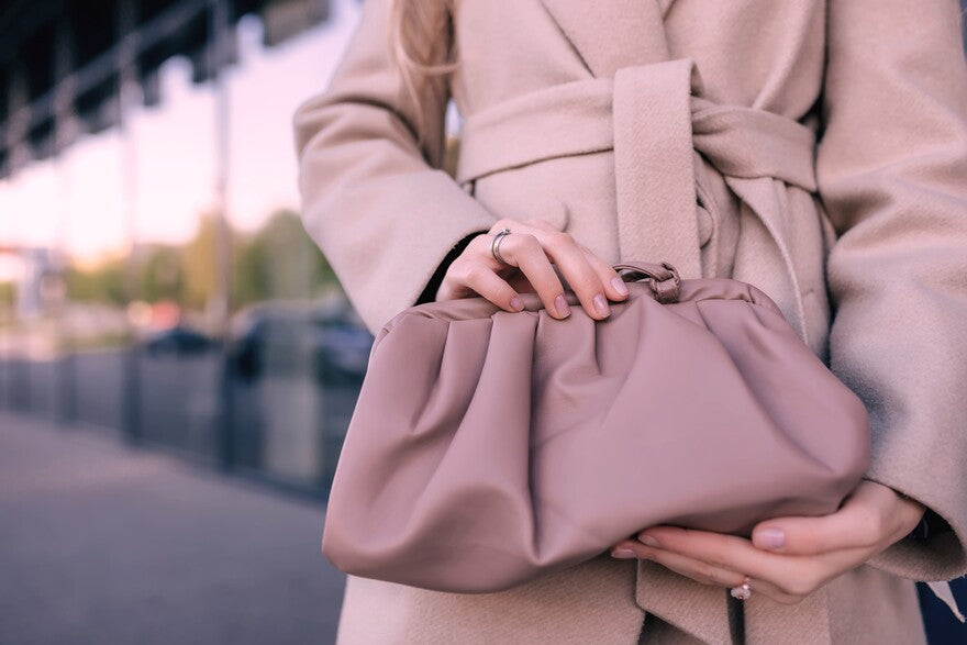 Eine violette Ledertasche für modische Frauen