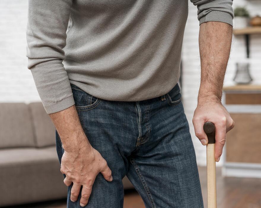 Erwachsene Männer mit-Gehstock gehen